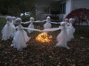 Now this isn't just spooky but also rather eco-friendly, simple, and clever.