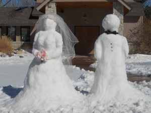 Now I suppose this snow couple would be best suited for a winter wedding. Yet, I bet that bridal veil isn't cheap if you know what I mean.