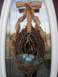 This looks quite simple and not as loud as some of the other decorations. Still, love the shade of blue on the eggs.