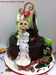 This one might be a wedding cake from how I can tell Kermit and Miss Piggy are dressed. Also, what's with the strawberries.