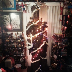 Like how he's decorated with garlands and lights. Also has a star on top.