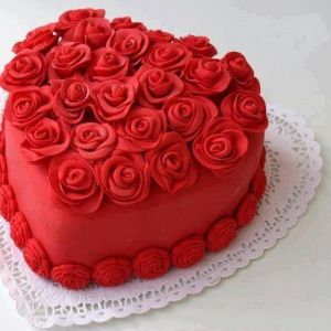 Not sure if the roses are fake or made from icing. But I really love this beautiful cake.