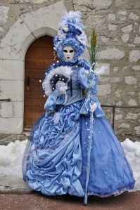 Even her fan has some semblance of winter. Lovely dress and mask.